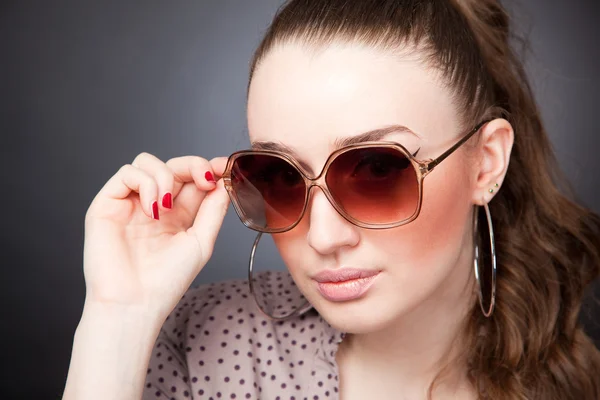 Snygg tjej med glasögon — Stockfoto