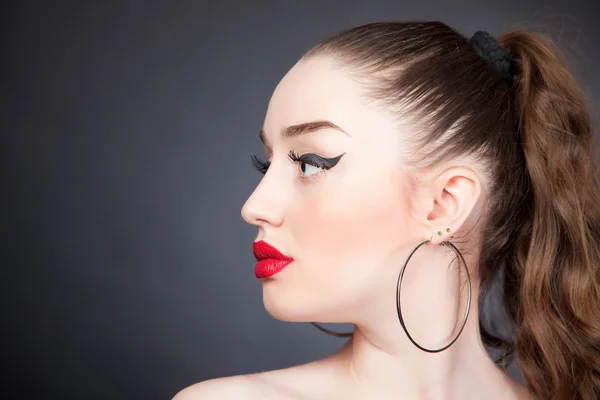 Ritratto di ragazza con labbra rosse e eyeliner nero — Foto Stock
