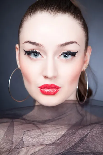 Schönes Porträt von Mädchen mit stilvollem Make-up — Stockfoto