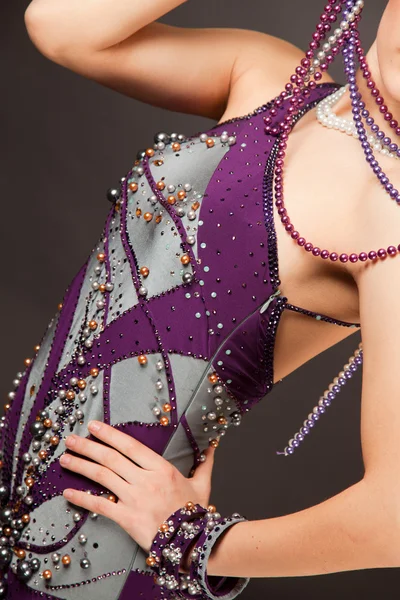 Close up tiro de vestido violeta com pérolas — Fotografia de Stock