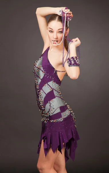 Nahaufnahme eines kurzen violetten Kleides mit Perlen — Stockfoto