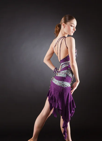 Profesionální tanečnice v fialové šaty — Stock fotografie
