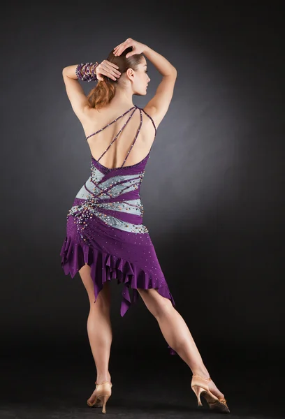 Powrót strzał taniec dziewczyna w sukienka fiolet — Zdjęcie stockowe