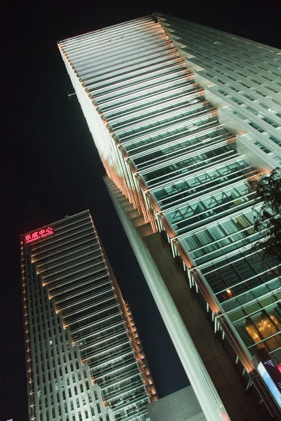 Фасад небоскрёба ночью — стоковое фото