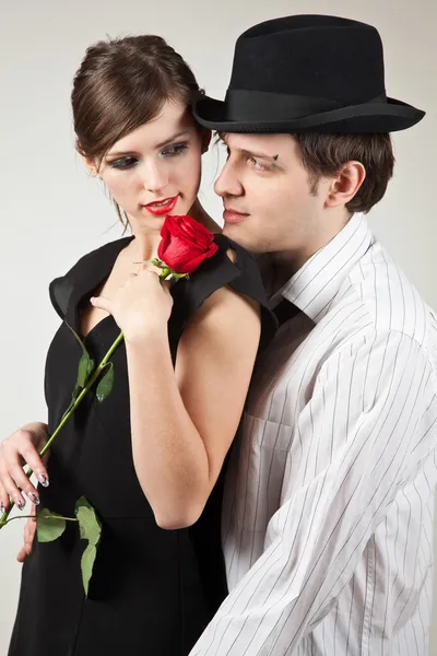 Νεαρό ζευγάρι και το κόκκινο τριαντάφυλλο — Φωτογραφία Αρχείου