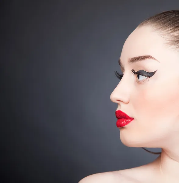 Kırmızı dudaklar ile kız portresi — Stok fotoğraf