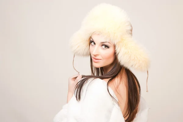 Dívka v zimě kožený klobouk — Stock fotografie
