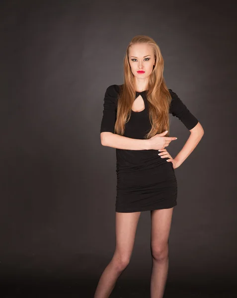 Elegante posiert junge blonde Mädchen — Stockfoto