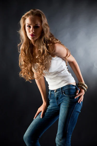 Mladá dívka v bílém tričku a džínách — Stock fotografie