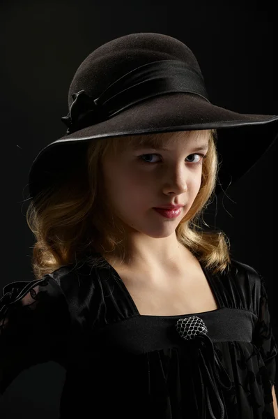 Ρετρό νεαρή κοπέλα. όμορφη νεαρή κοπέλα σε ένα μαύρο καπέλο. — Φωτογραφία Αρχείου