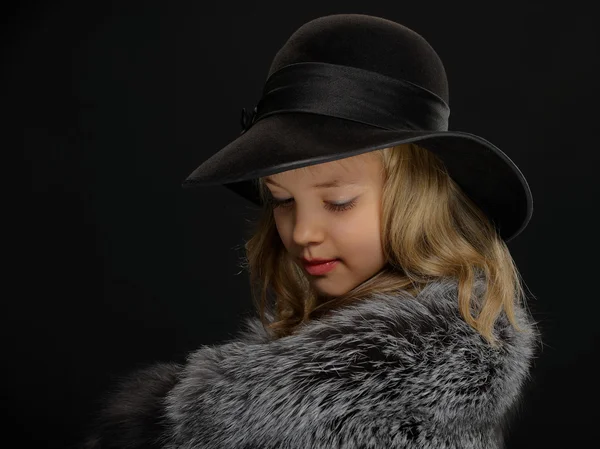Portré gyönyörű fiatal hölgy szürke prém és kalap — Stock Fotó
