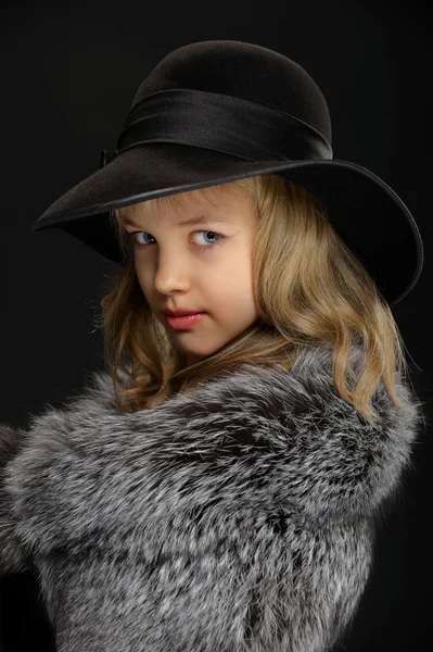Retrato bela jovem senhora em pele cinza e chapéu — Fotografia de Stock
