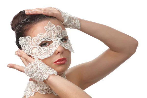 Hermosa mujer con cara tierna en máscara de encaje sobre sus ojos — Foto de Stock