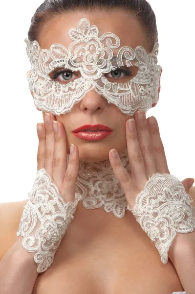Красива жінка з ніжним обличчям в мереживній масці над її очима — стокове фото