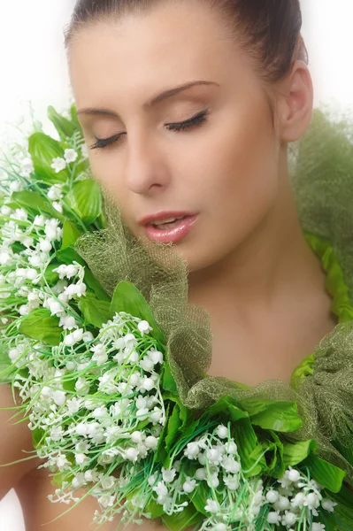 Mulher nua bonita em flores chaplet — Fotografia de Stock