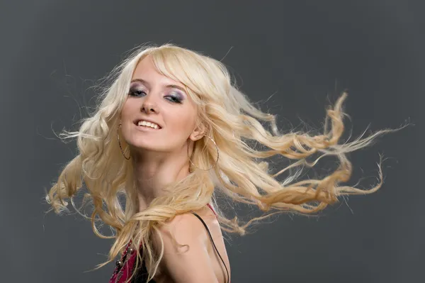 Szép fiatal szőke lány hosszú hair repülő portréja — Stock Fotó