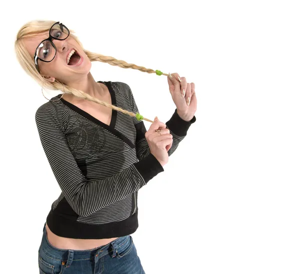 Красивая молодая женщина в очках выглядит как ботаник девушка, юмор — стоковое фото