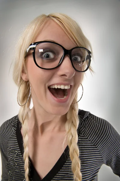 Mujer bastante joven con gafas se ve como una chica nerd, humor — Foto de Stock