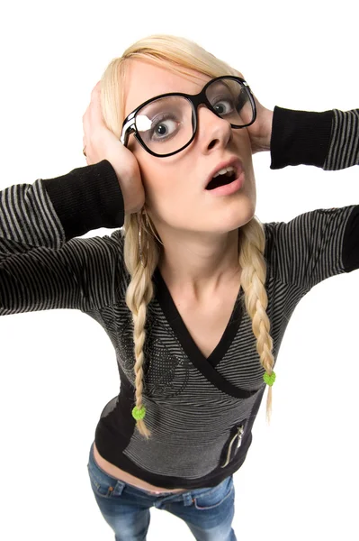 Mujer bastante joven con gafas se ve como una chica nerd, humor Imagen de stock