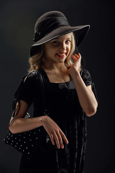 Retro panienki. piękna dziewczyna w czarnym kapeluszu. — Zdjęcie stockowe