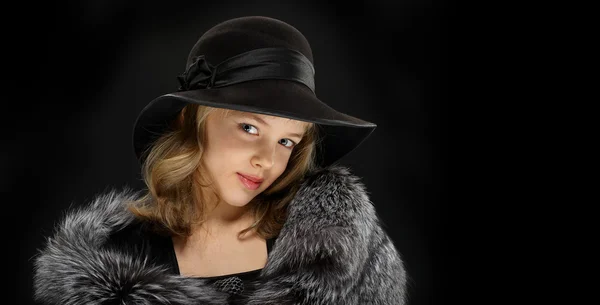 Portrait belle jeune femme en fourrure grise et chapeau — Photo