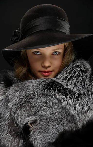 Porträtt vacker ung dam i grå päls och hatt — Stockfoto