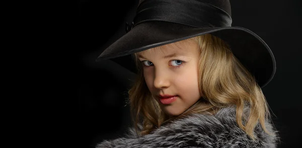肖像画美しい若い女性は灰色の毛皮と帽子 — ストック写真