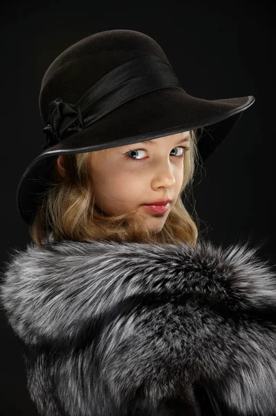 Retrato bela jovem senhora em pele cinza e chapéu — Fotografia de Stock