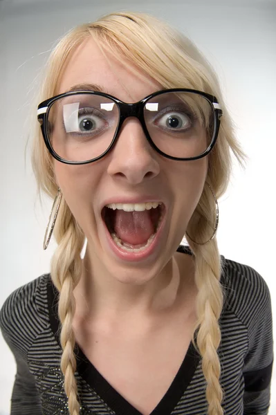 Mujer bastante joven con gafas se ve como una chica nerd, humor Imagen de archivo