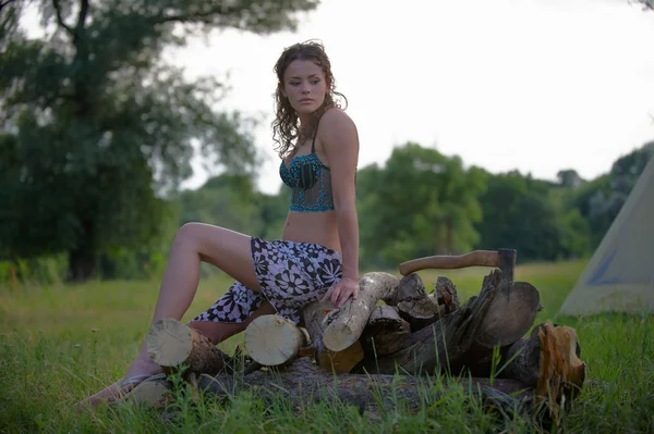 Sexy Mädchen auf dem Haufen Brennholz — Stockfoto