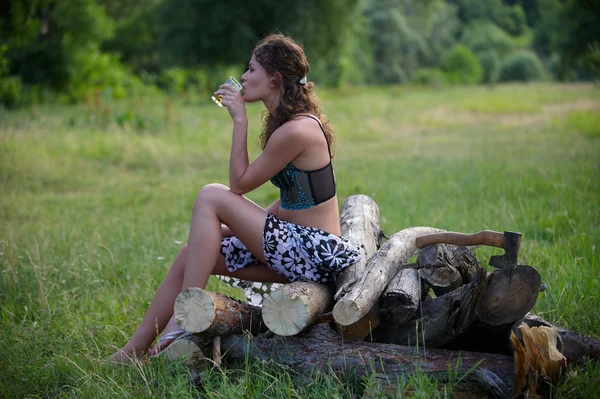 Sexy dziewczyna na kupie Drewno kominkowe — Zdjęcie stockowe