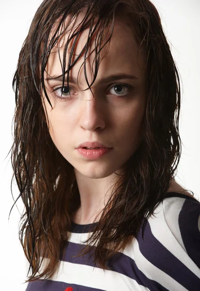 Piękna młoda dziewczyna z mokrych włosów — Zdjęcie stockowe