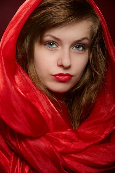 Νεαρό κορίτσι σε ένα κόκκινο κουκούλα — Φωτογραφία Αρχείου