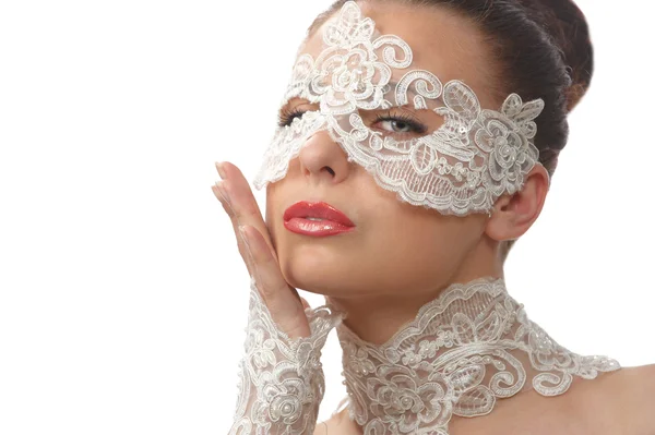Hermosa mujer con cara tierna en máscara de encaje sobre sus ojos — Foto de Stock