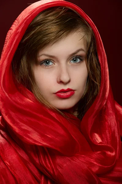 Junges Mädchen mit roter Kapuze — Stockfoto
