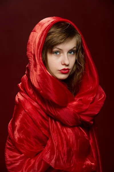 Chica joven en una capucha roja — Foto de Stock