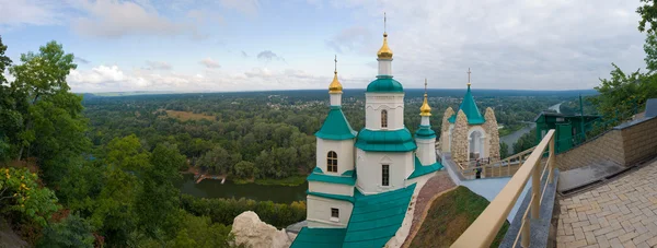 Iglesia ortodoxa en una montaña —  Fotos de Stock