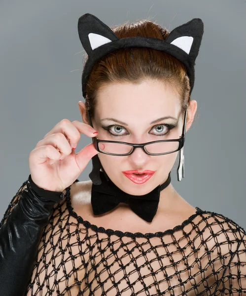 Сексуальная женщина с кошачьими ушами на сером фоне — стоковое фото