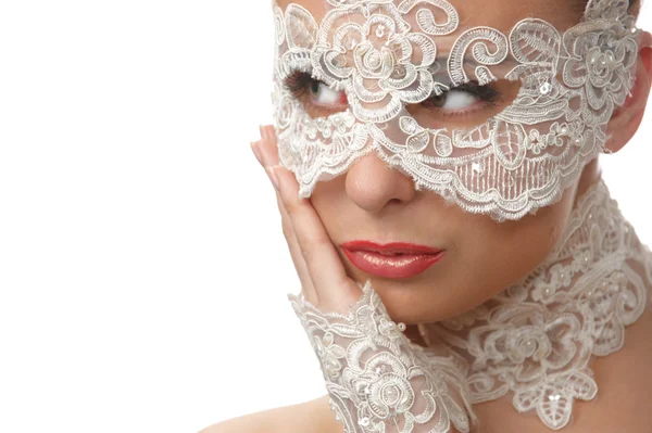 Dantel maskeyi gözleri üzerine ihale karşısında güzel bir kadınla — Stok fotoğraf