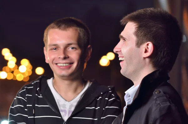 Zwei Freunde lachen in der Nacht Stadtstraße — Stockfoto