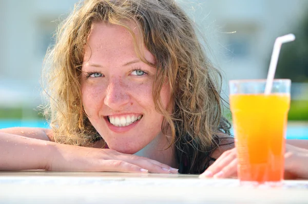 Close-up van mooie vrouw in het zwembad met cocktail — Stockfoto