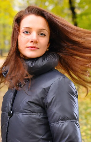 Krásná žena se třese vlasy a při pohledu na fotoaparát — Stock fotografie