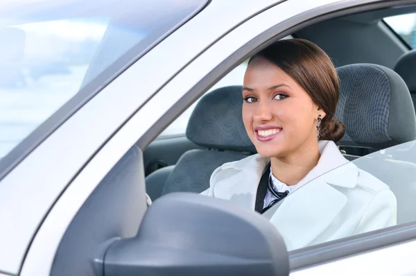Šťastná obchodní žena v autě se dívá na kameru — Stock fotografie