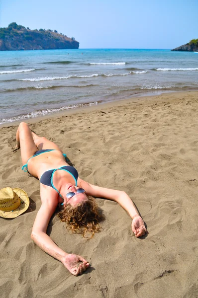 Sexy žena leží na pláži a pohled shora — Stock fotografie