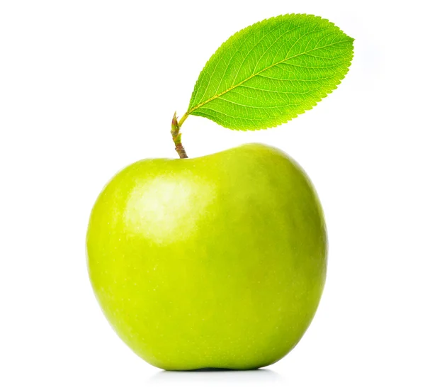 Färskt grönt äpple isolerat på vitt — Stockfoto