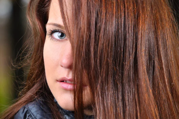 Närbild porträtt av en vacker ung kvinna som brunt hår — Stockfoto