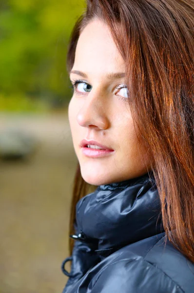 Close up retrato de uma bela jovem mulher de cabelos castanhos lookin — Fotografia de Stock