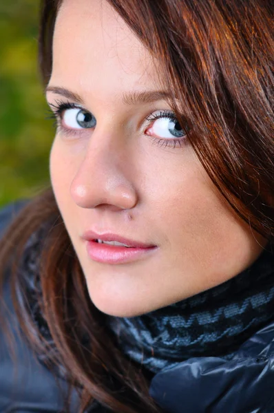 Close up retrato de uma bela jovem mulher de cabelos castanhos lookin — Fotografia de Stock
