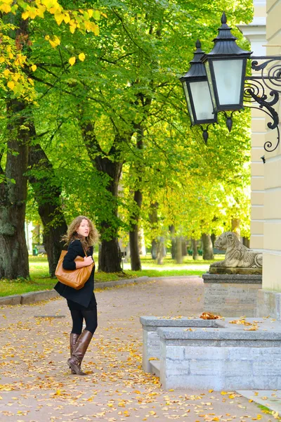 La mujer está caminando en el parque de otoño — Foto de Stock