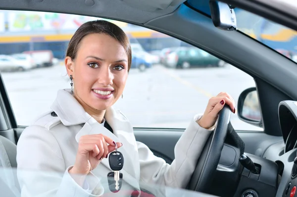 Mulher feliz está mostrando as chaves de seu carro novo — Fotografia de Stock